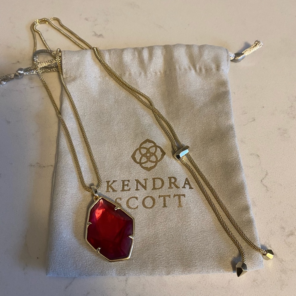 Gold Kendra Scott Pendant Necklace in Berry Illusion